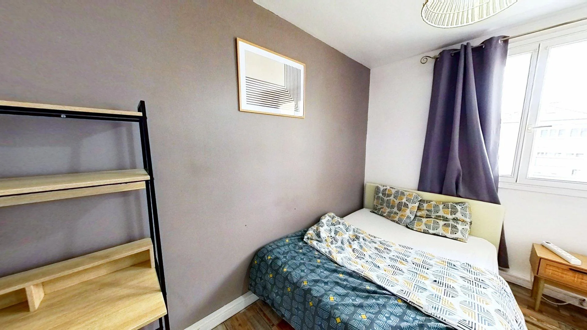 Quarto acessível para estudantes com iluminação ampla em 