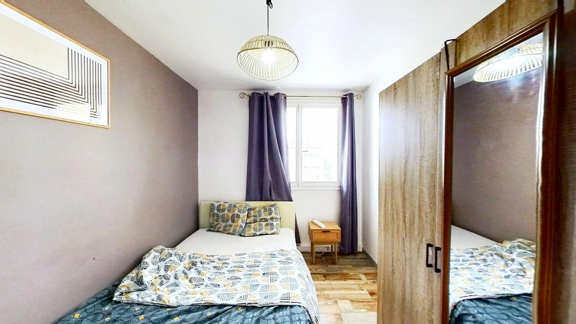 Quarto de estudante confortável e espaçoso em 