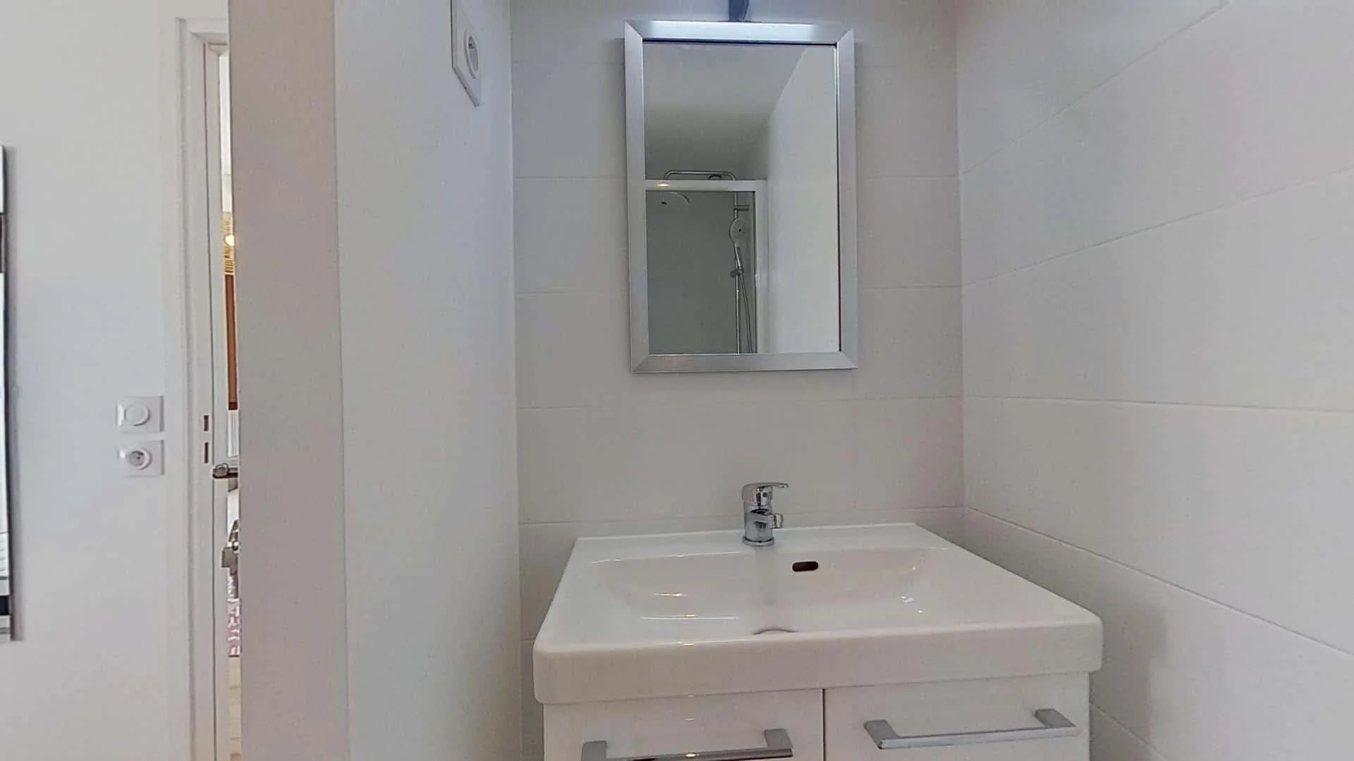 Stanza economica per studenti con ampia illuminazione in 