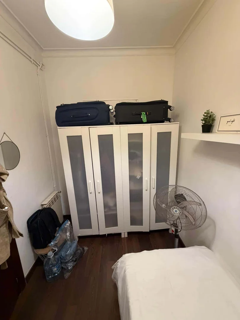 Quarto de estudante confortável e espaçoso em 