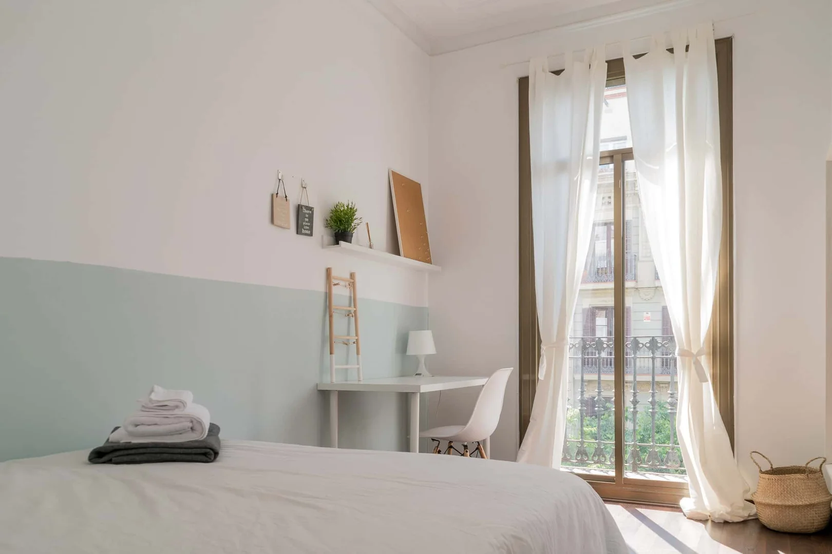 Quarto para alugar em apartamento de estudantes em , totalmente mobilado