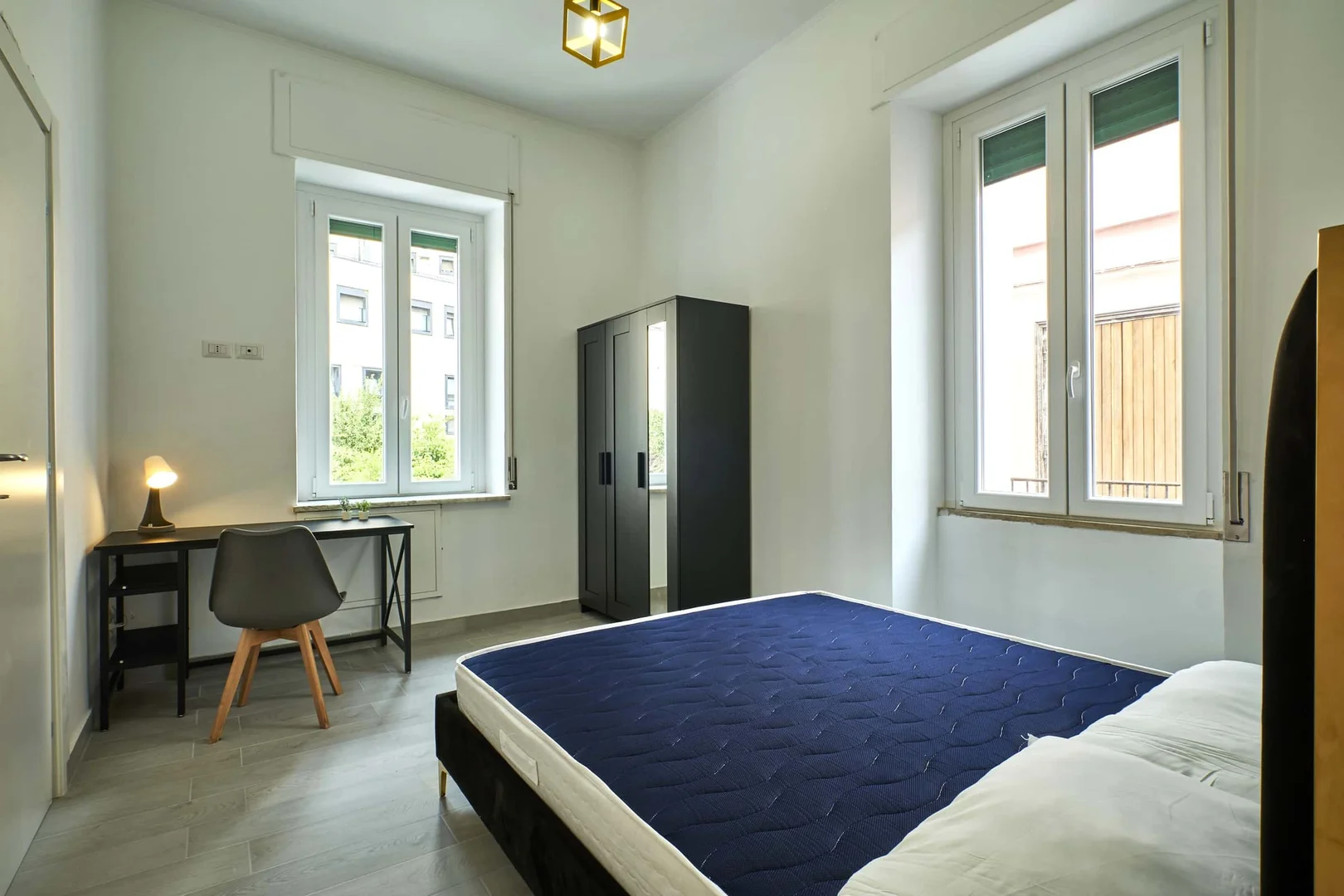 Quarto de estudante confortável e espaçoso em 