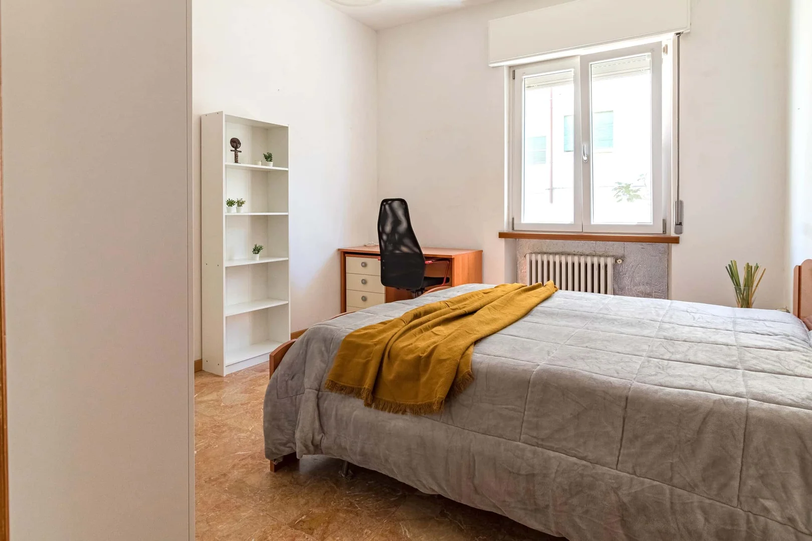 Room for rent in student apartment in , fully furnished