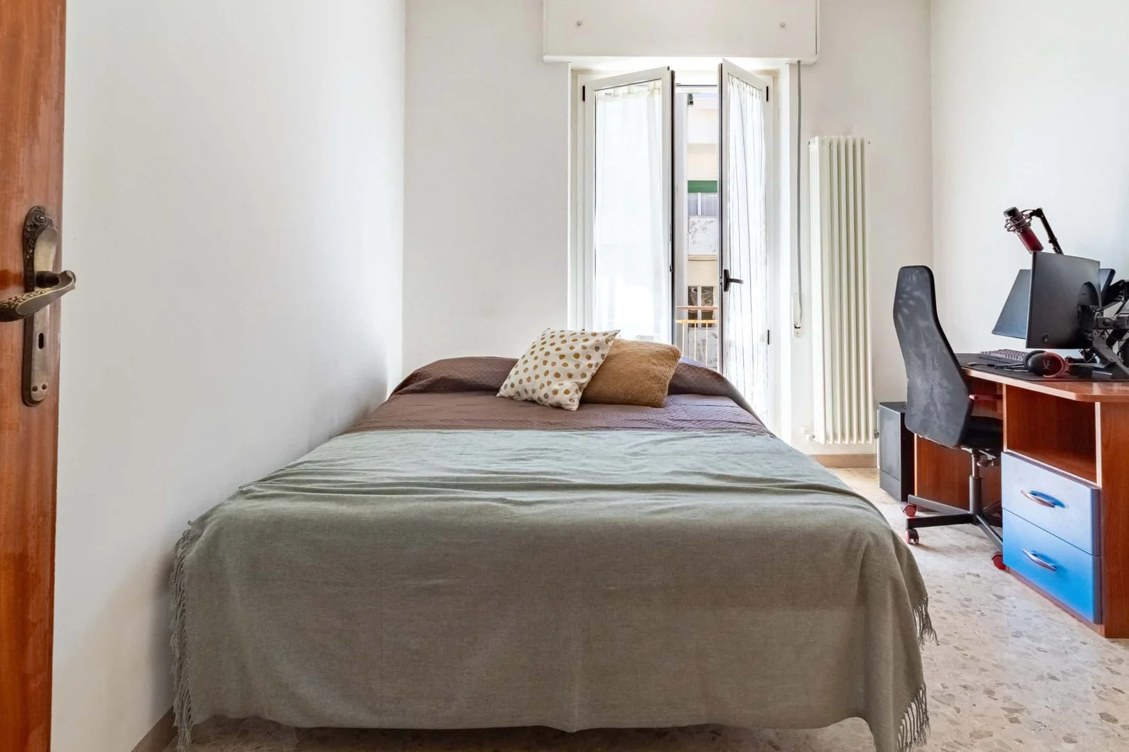 Cozy room for students available in 