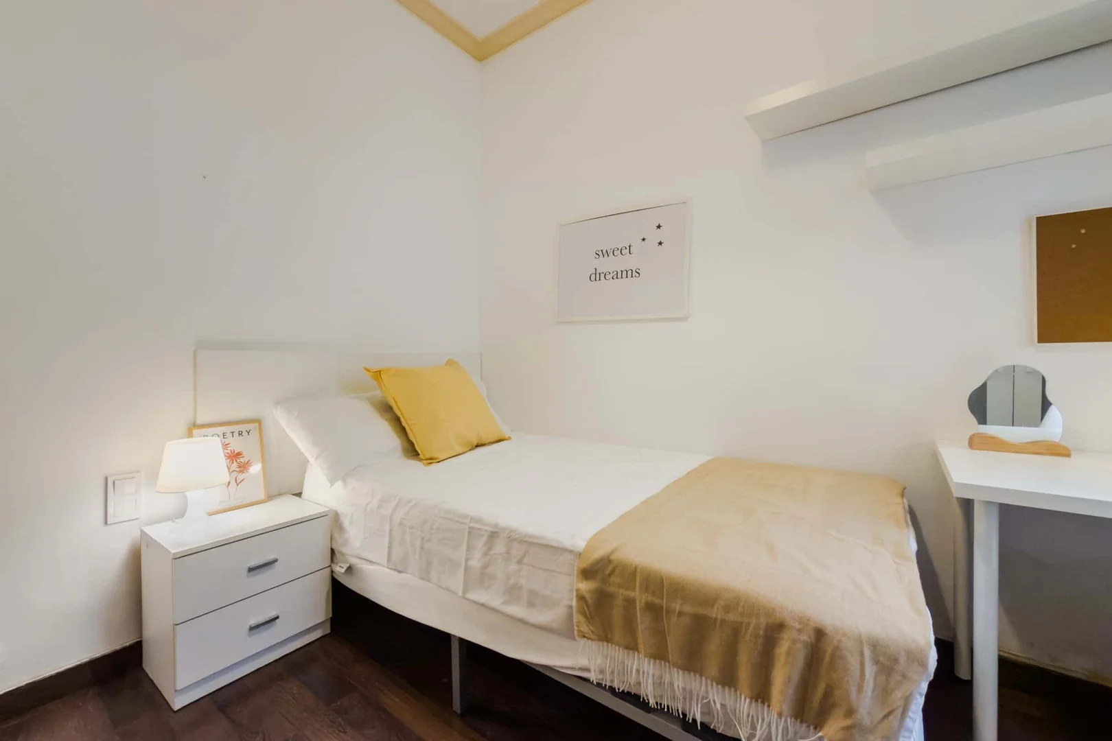 Quarto acessível para estudantes com iluminação ampla em 
