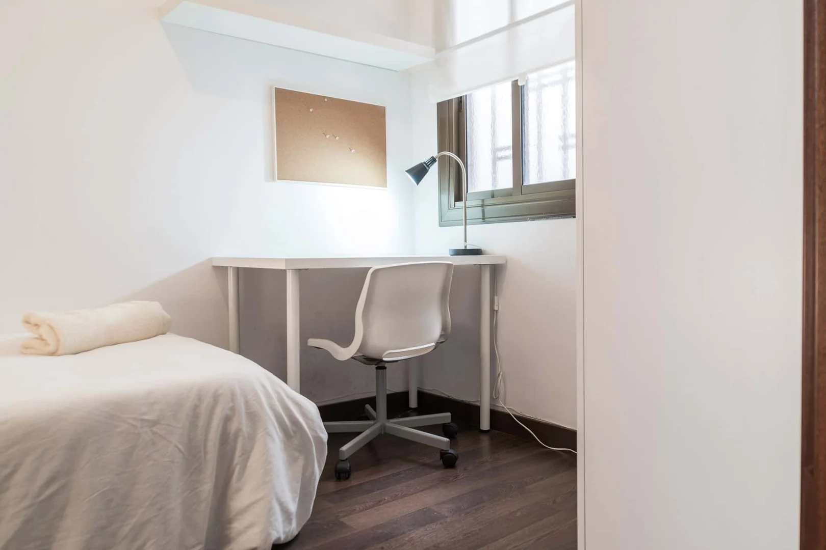 Quarto de estudante em  com área de estudo e instalações partilhadas
