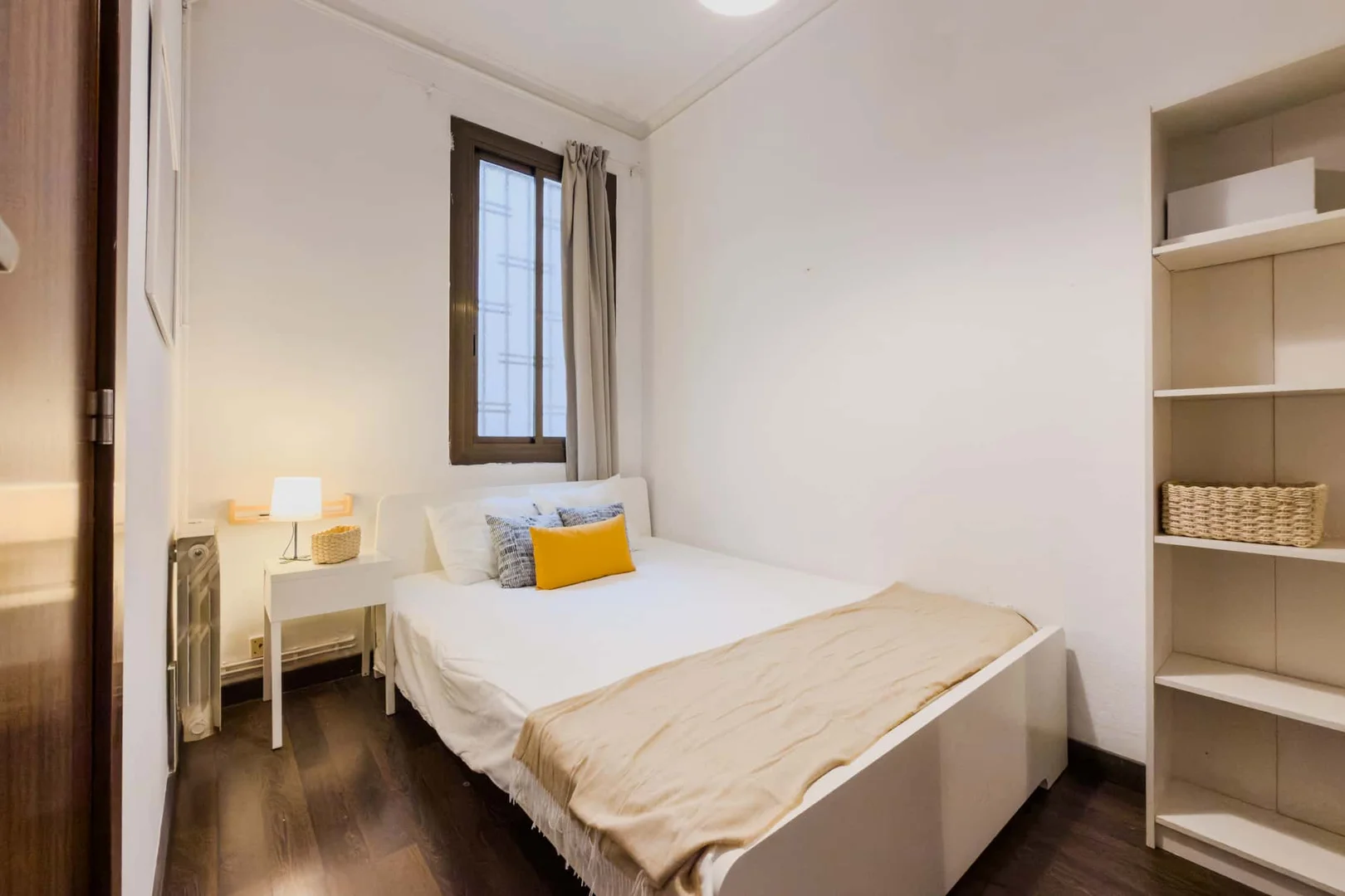 Quarto acessível para estudantes com iluminação ampla em 