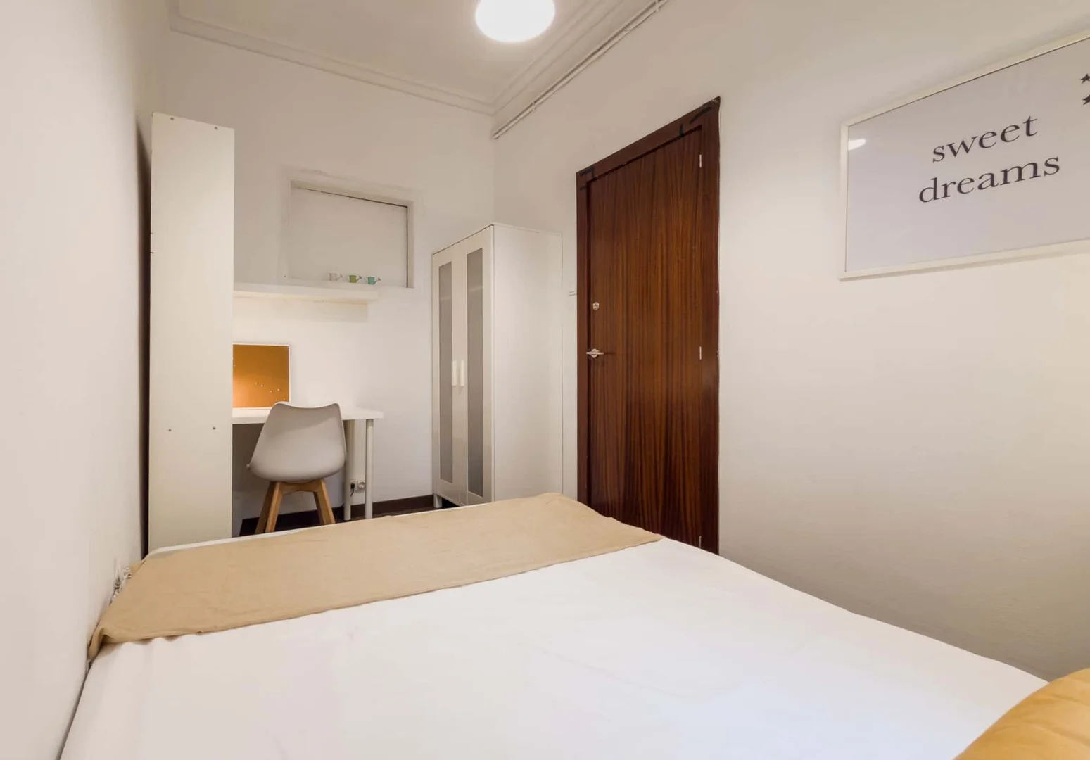 Quarto de estudante em  com área de estudo e instalações partilhadas