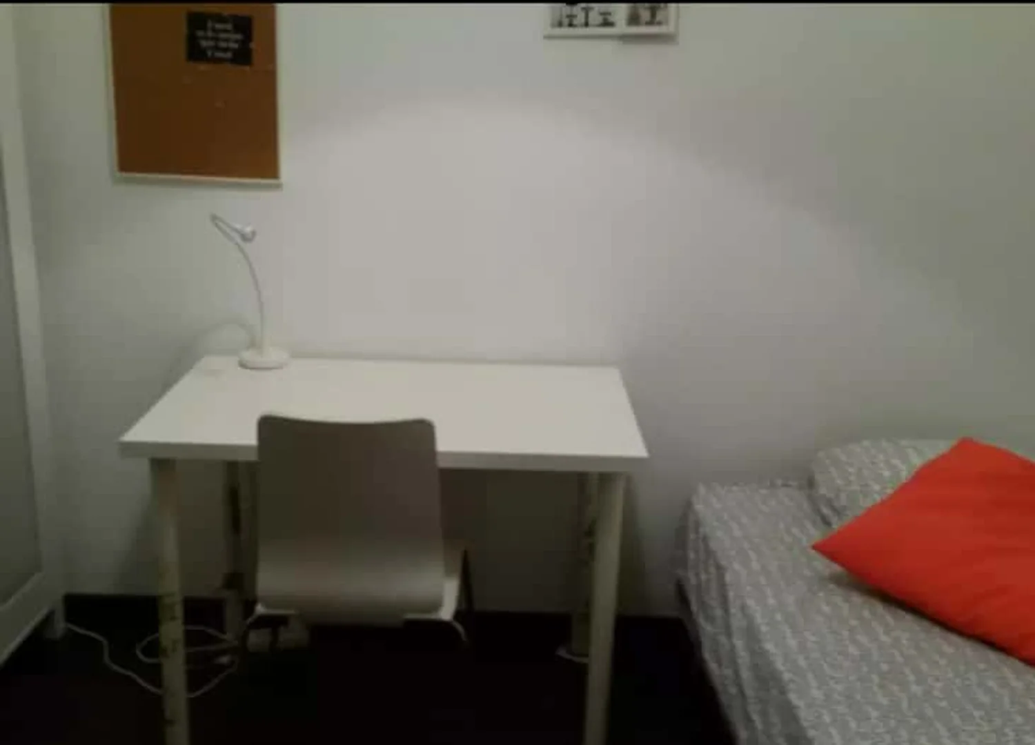 Quarto acessível para estudantes com iluminação ampla em 