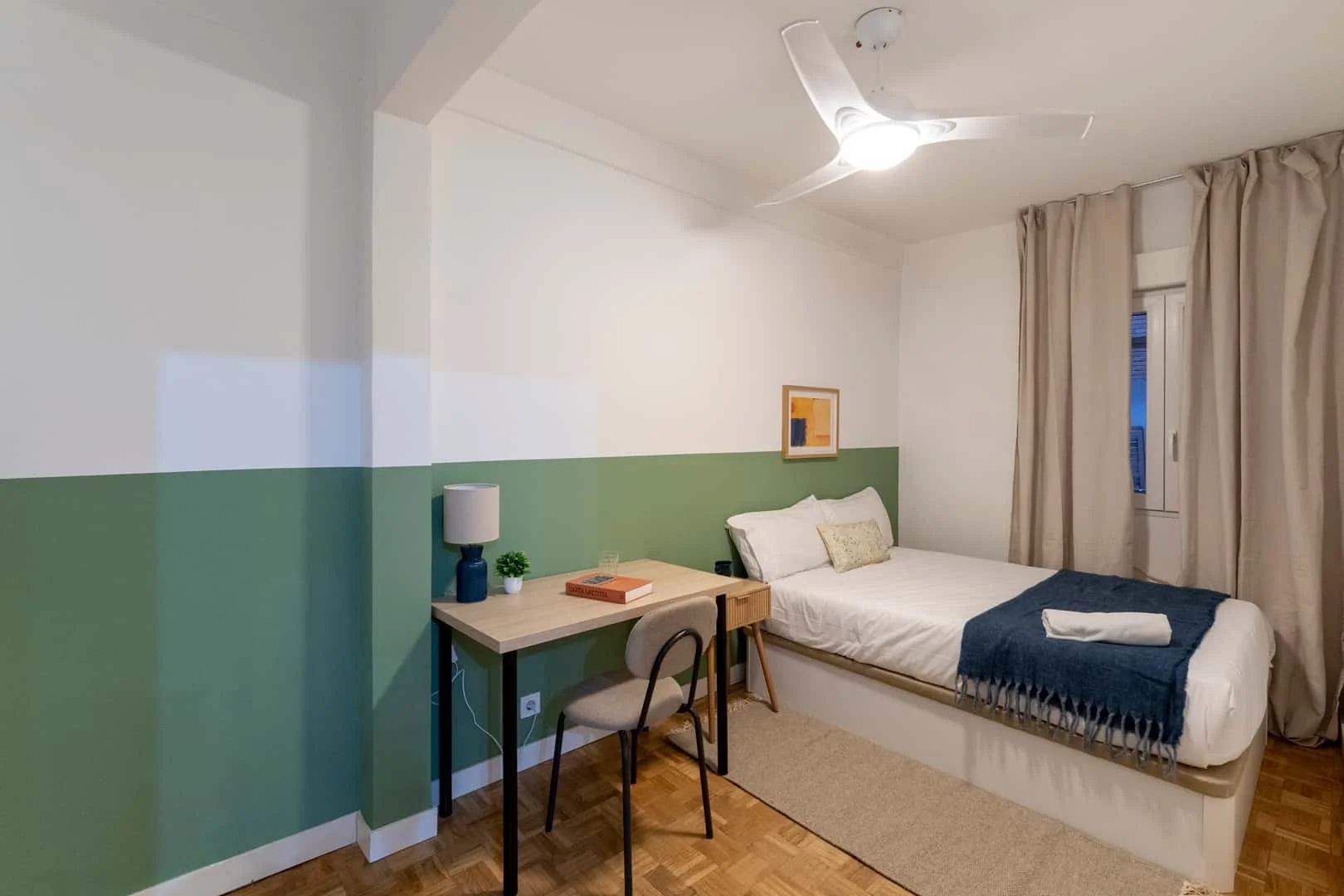 Quarto de estudante confortável e espaçoso em 
