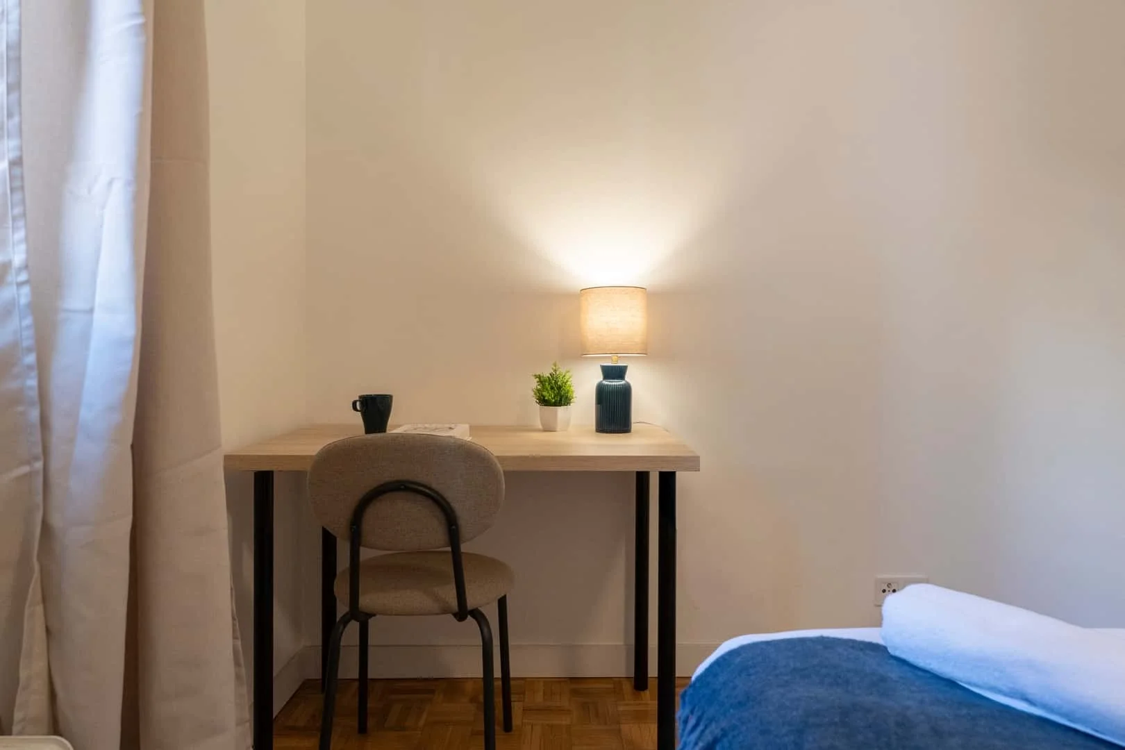 Quarto de estudante luminoso e arejado com acesso fácil à universidade em 