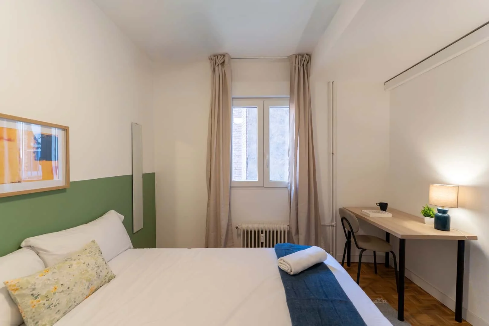 Quarto acessível para estudantes com iluminação ampla em 