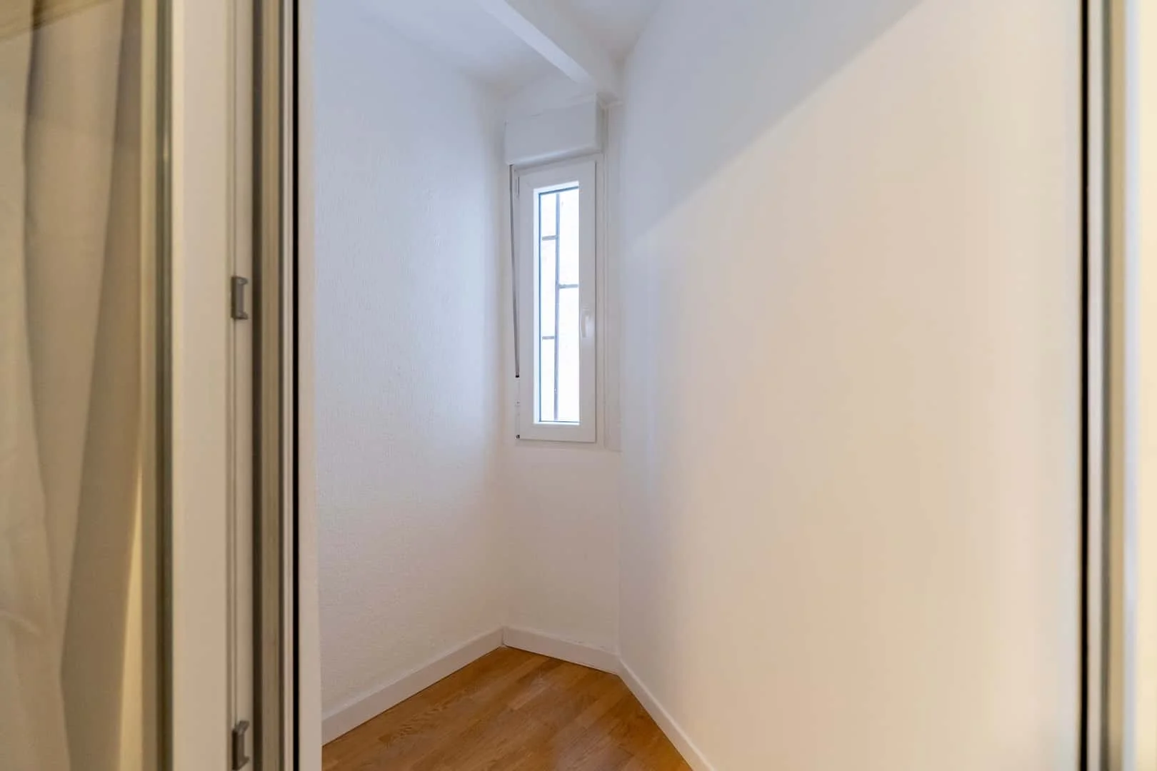 Quarto de estudante em  com área de estudo e instalações partilhadas