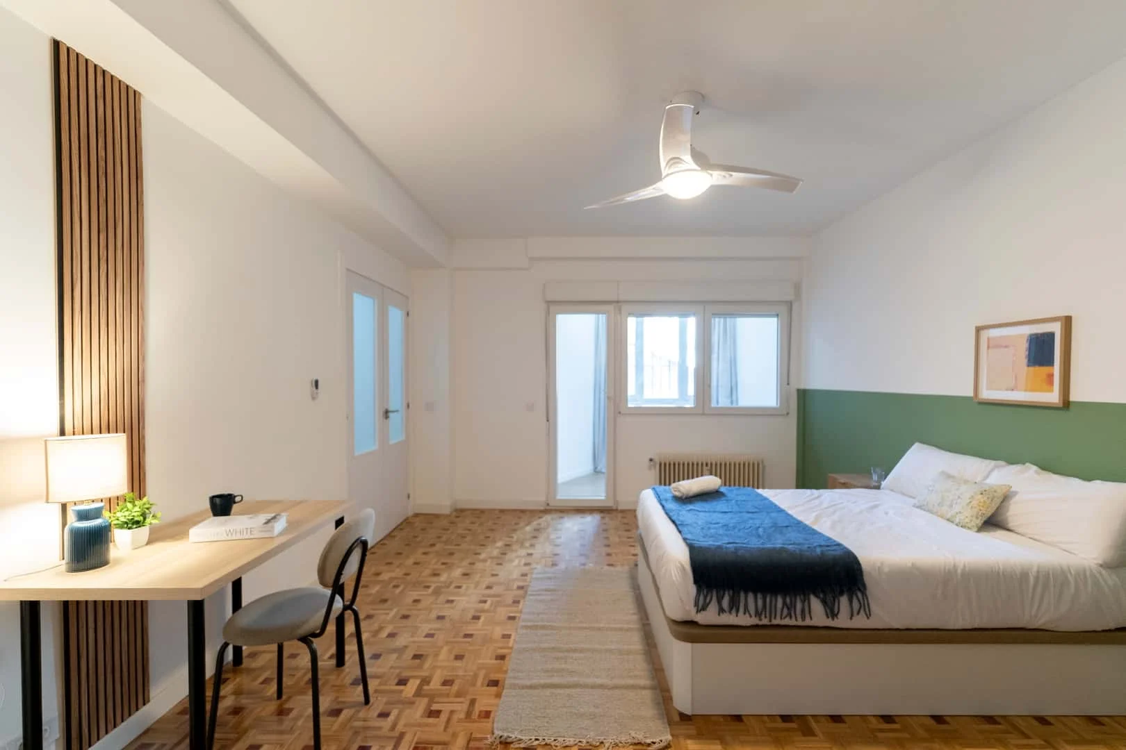 Quarto acessível para estudantes com iluminação ampla em 
