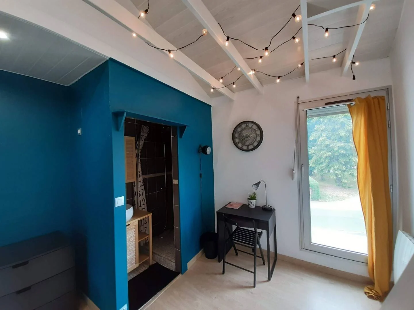 Chambre d'étudiant à  avec espace d'étude et installations communes