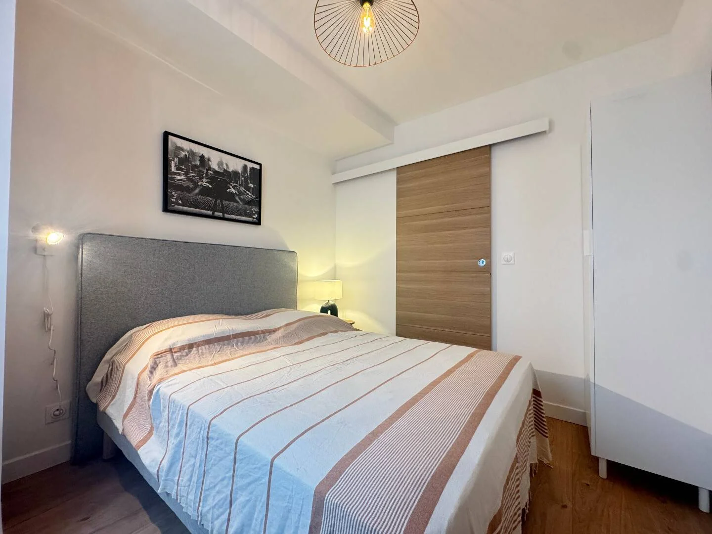 Chambre d'étudiant à  avec espace d'étude et installations communes