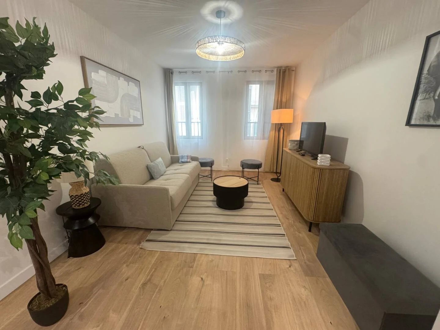 Chambre d'étudiant à  avec espace d'étude et installations communes