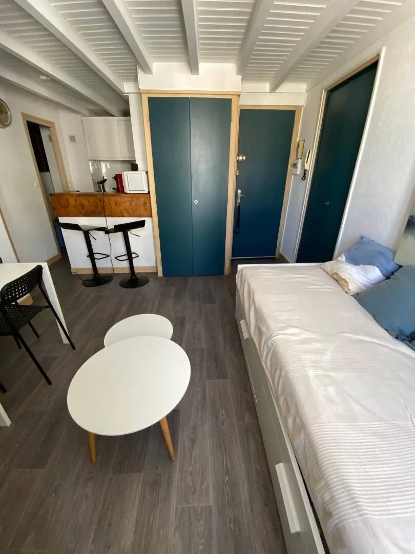 Chambre d'étudiant lumineuse et aérée avec accès facile à l'université dans 