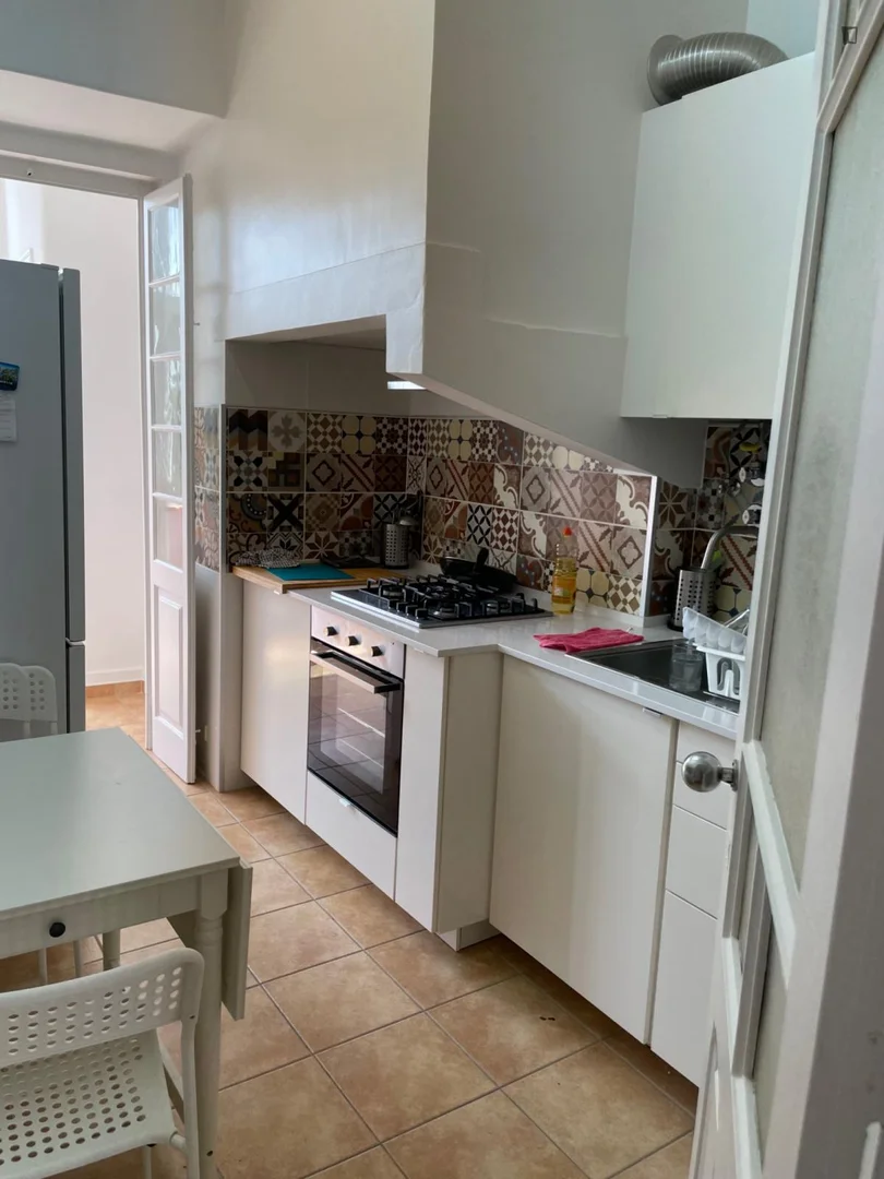 'de modern olanaklara sahip öğrenci dostu oda