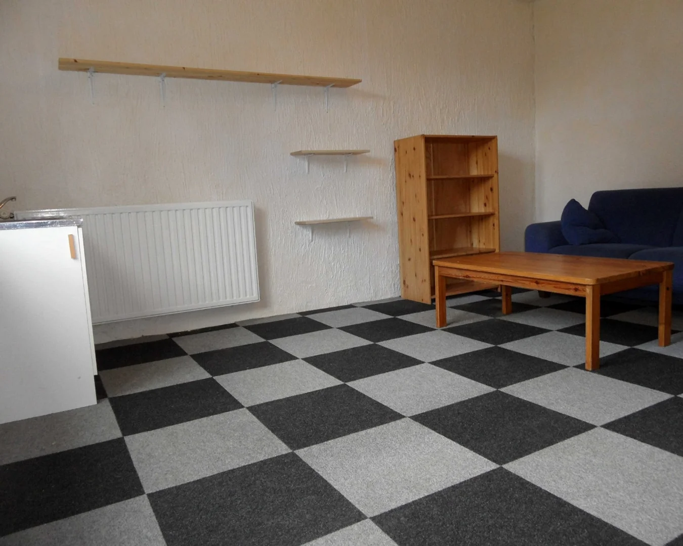 Habitación estudiantil funcional perfecta para estudiar en 