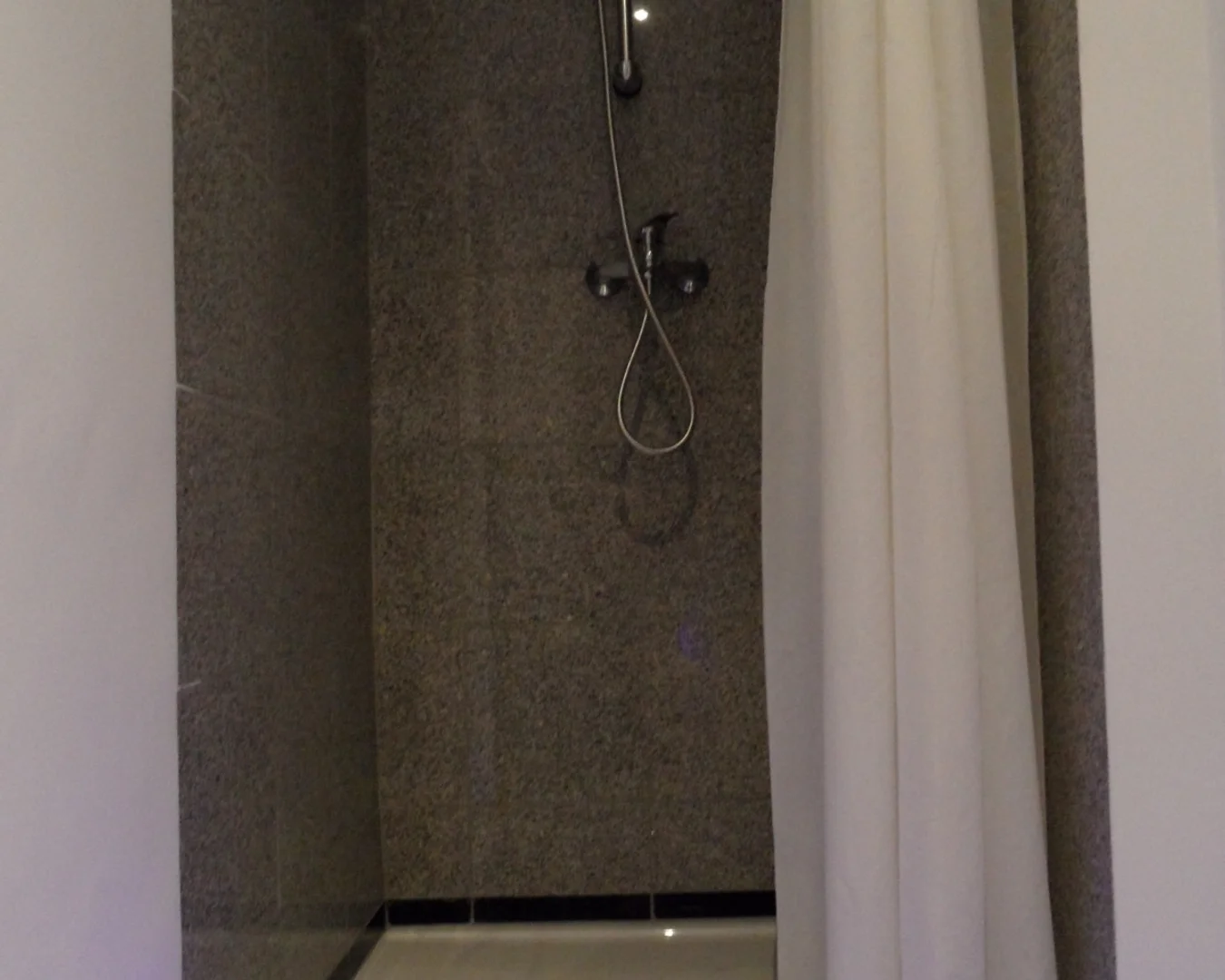 Habitación estudiantil luminosa y aireada con fácil acceso a la universidad en 