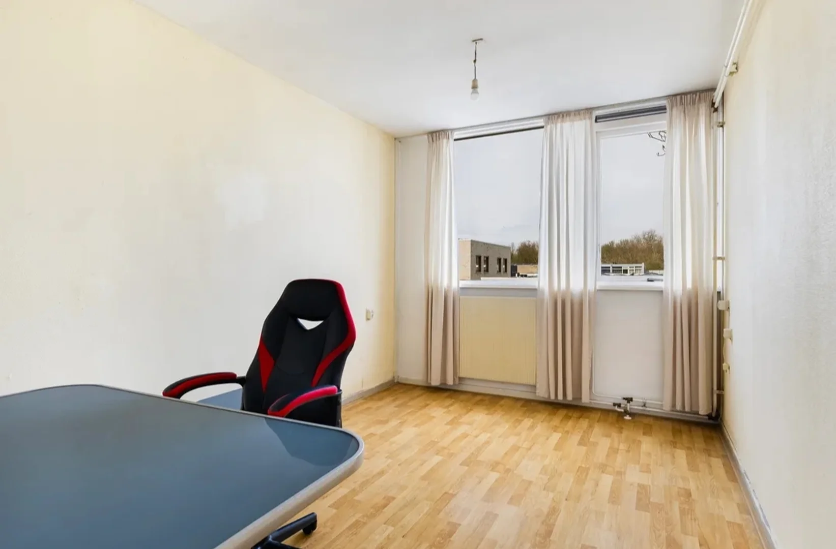 Chambre d'étudiant à  avec espace d'étude et installations communes