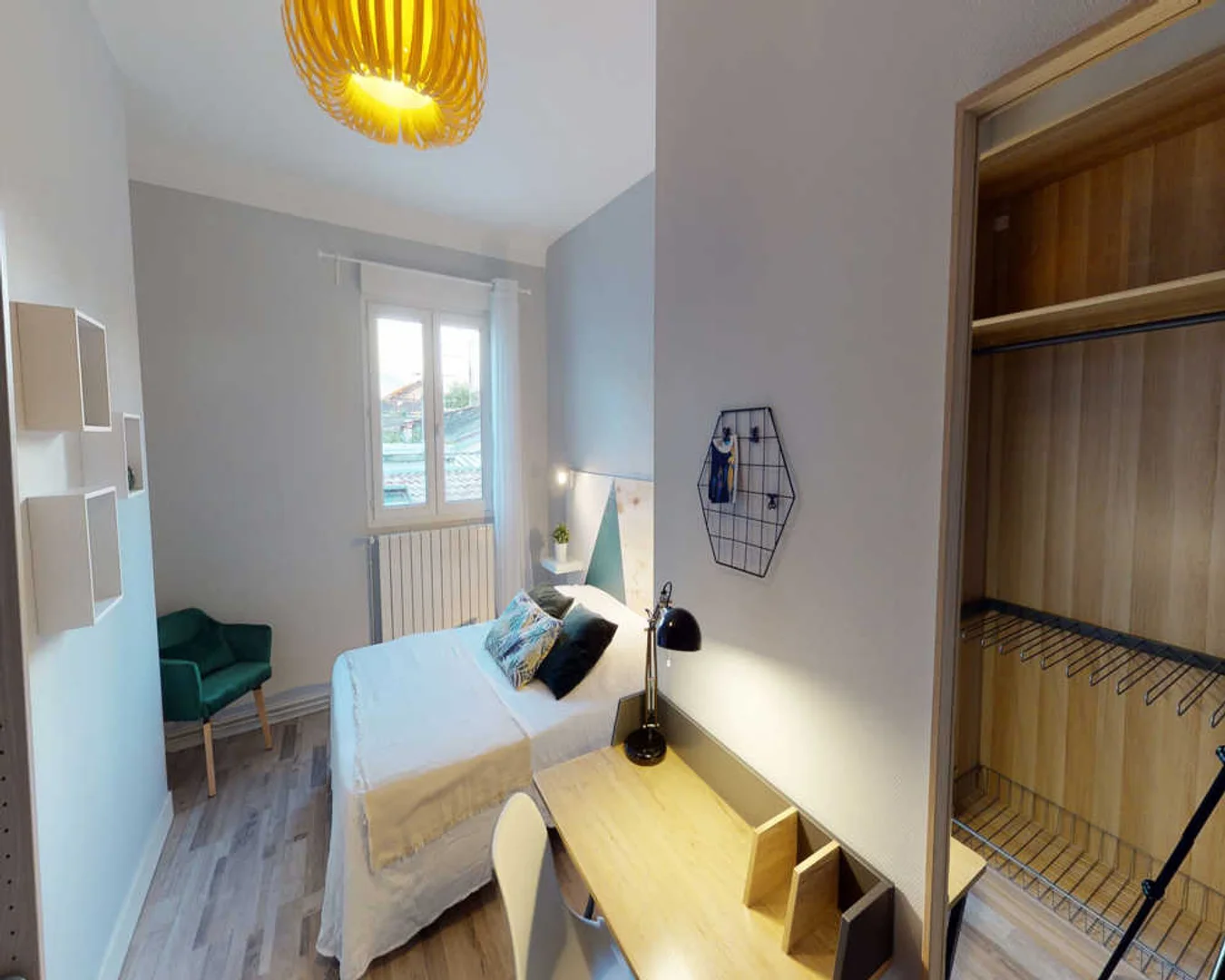 Bright and airy student room with easy university access in 