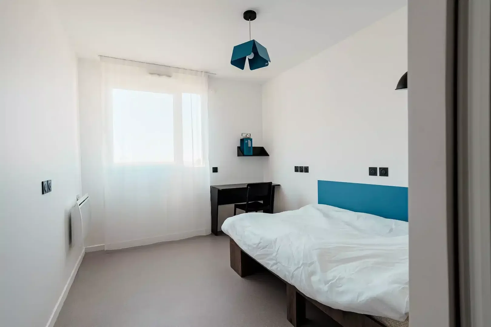 Chambre d'étudiant à  avec espace d'étude et installations communes