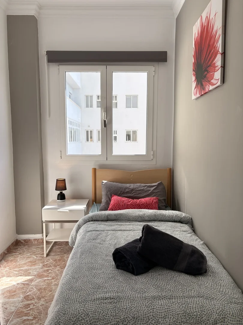 Quarto de estudante económico perto do campus em 