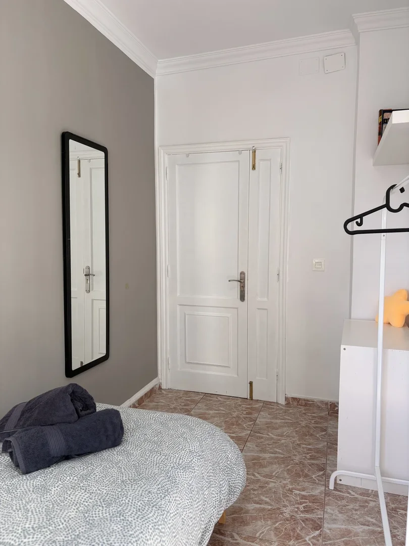 Quarto para alugar em apartamento de estudantes em , totalmente mobilado