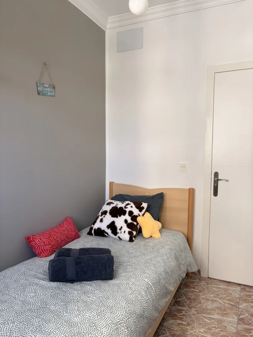 Chambre d'étudiant à  avec espace d'étude et installations communes