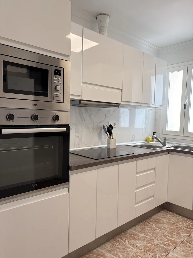Chambre d'étudiant à  avec espace d'étude et installations communes
