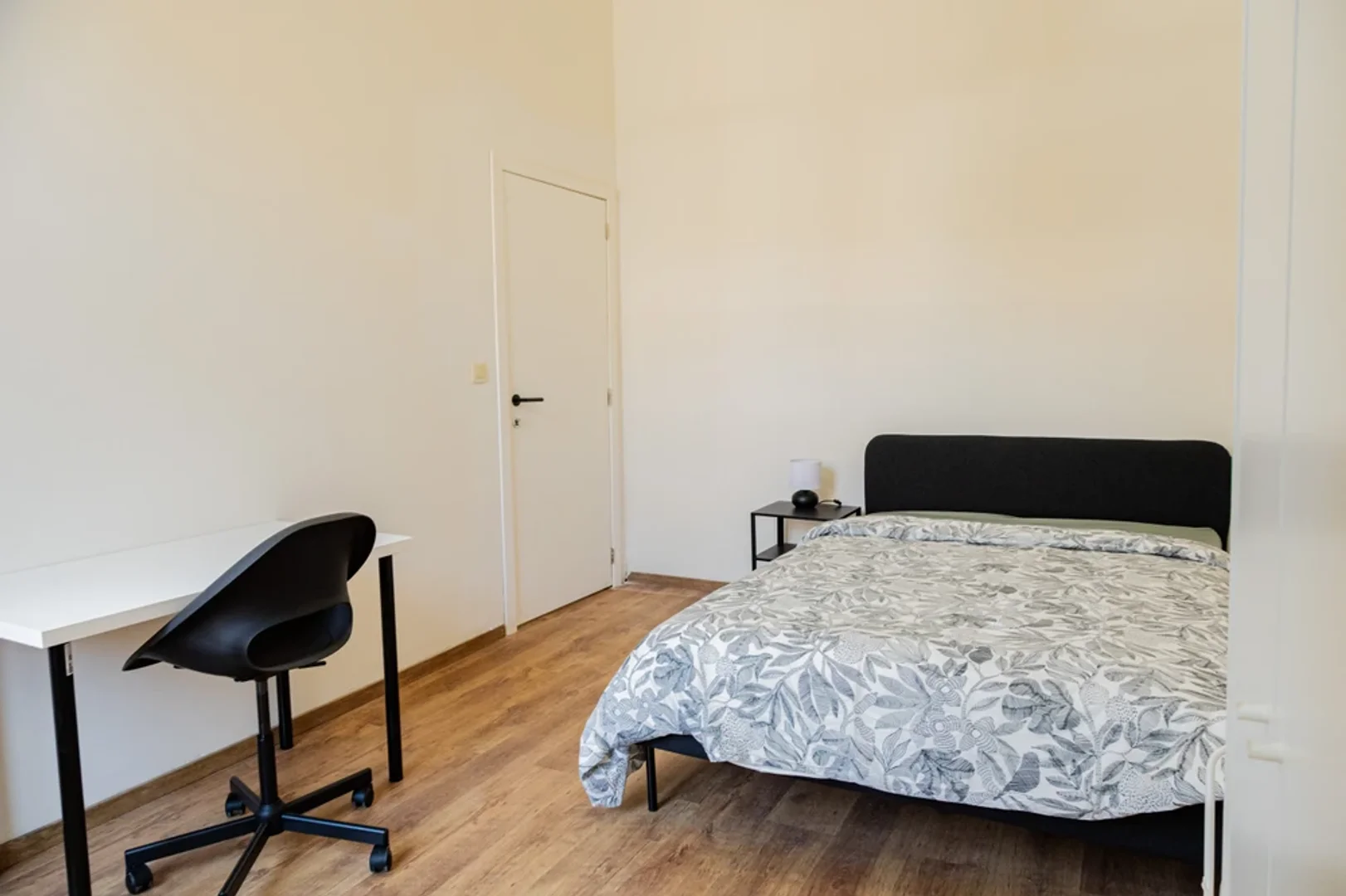 Quarto acessível para estudantes com iluminação ampla em 