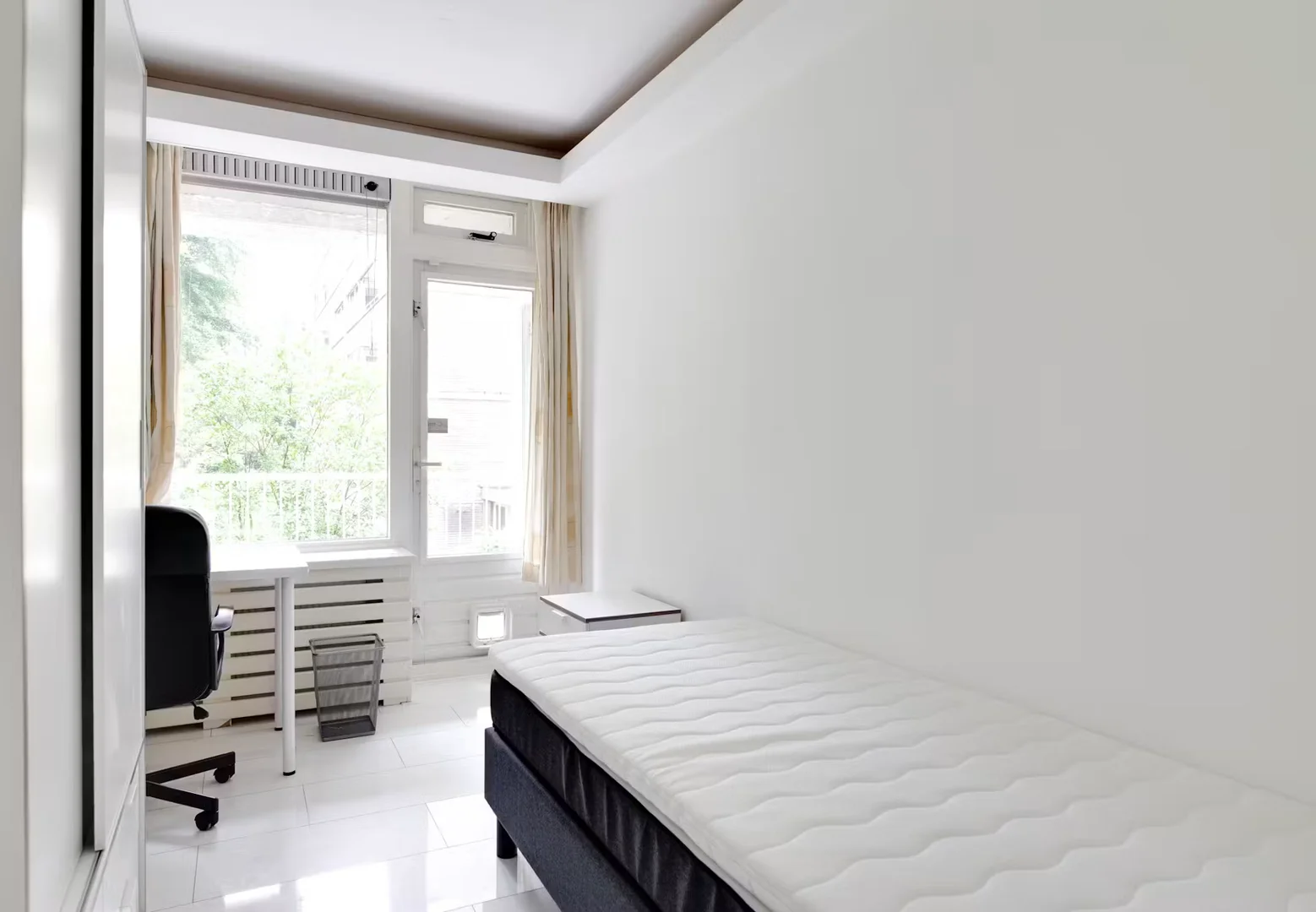 Quarto de estudante económico com localização conveniente em 