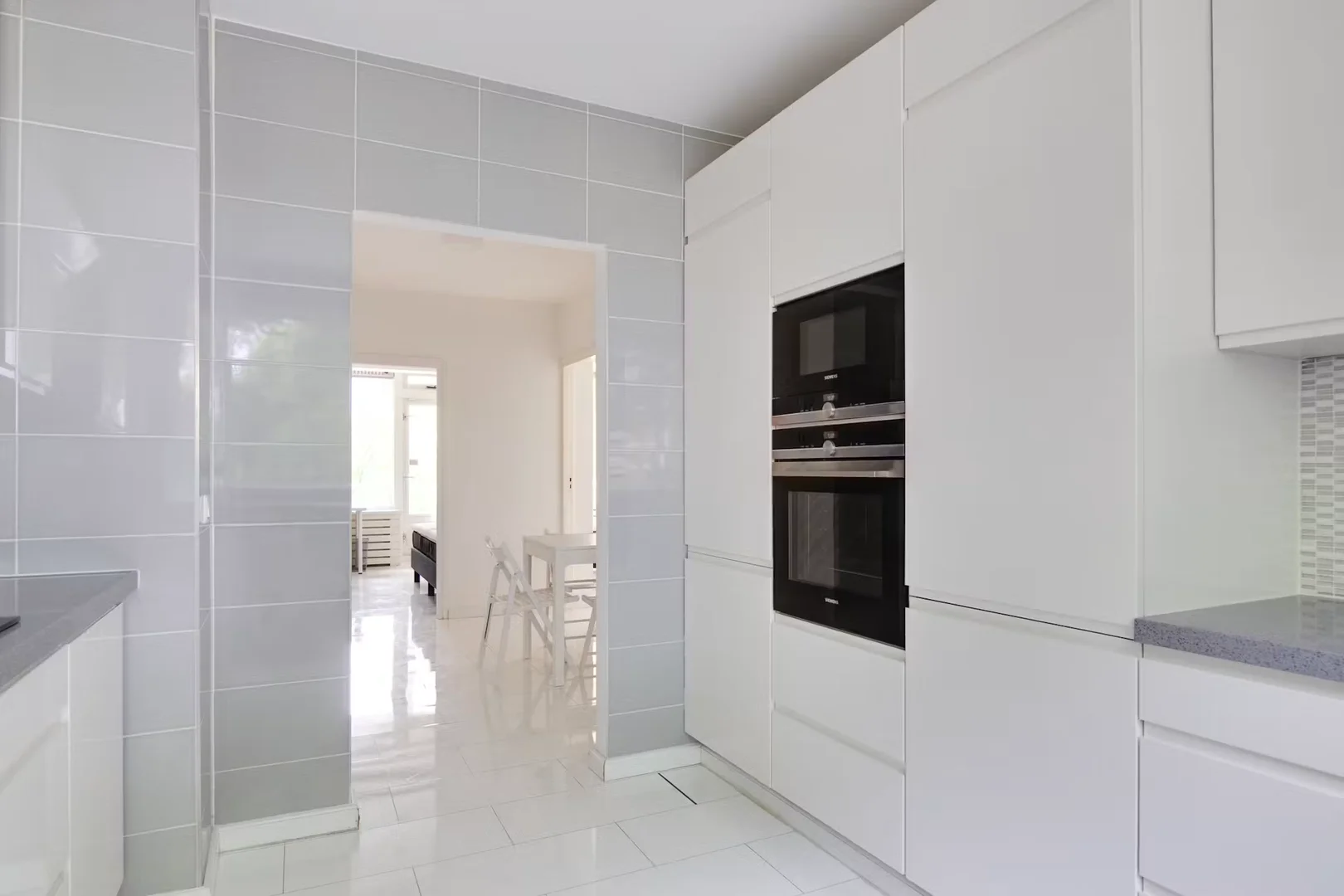 Quarto de estudante luminoso e arejado com acesso fácil à universidade em 