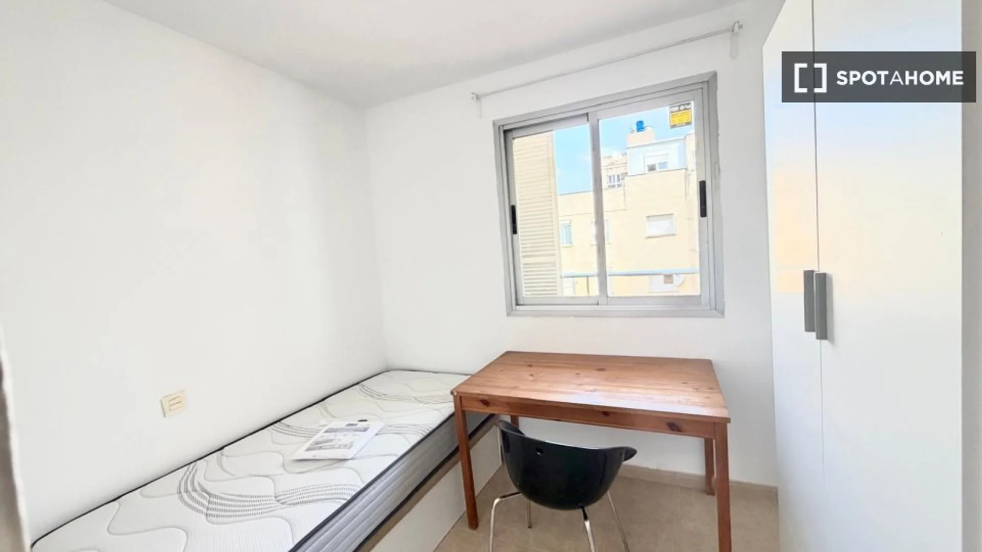 Chambre conviviale pour les étudiants dans  avec des équipements modernes