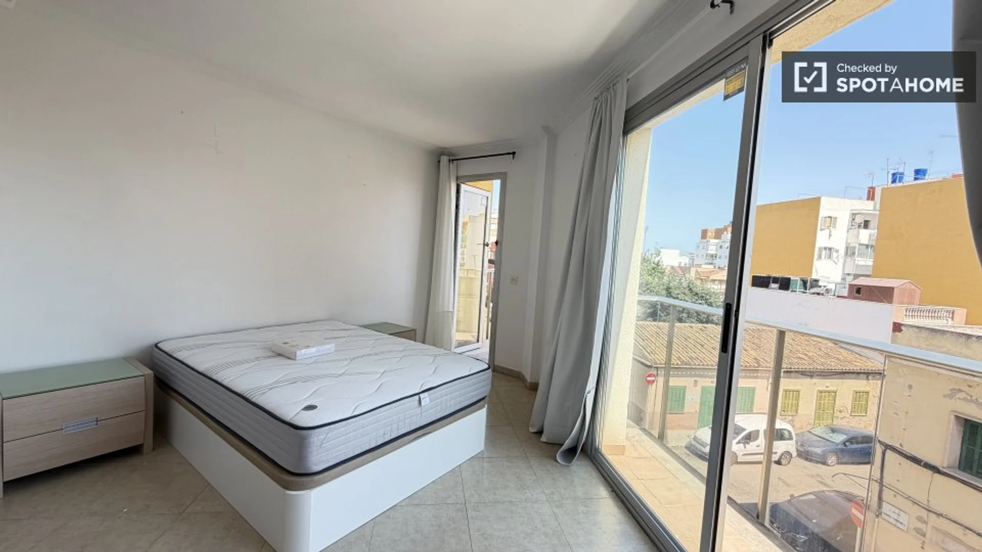 Bright and airy student room with easy university access in