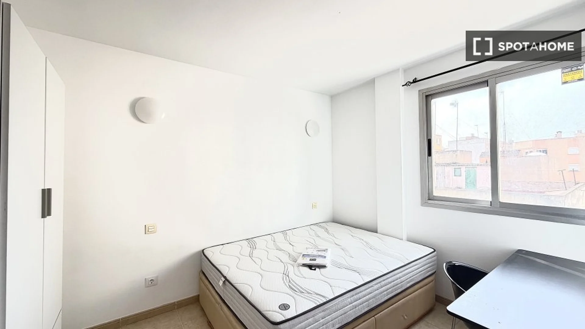 Bright and airy student room with easy university access in
