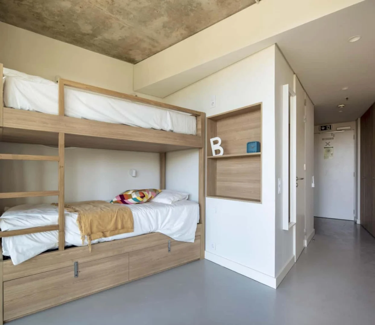 Habitación estudiantil amplia y cómoda en 