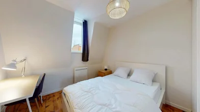 Bright private room in {area}
