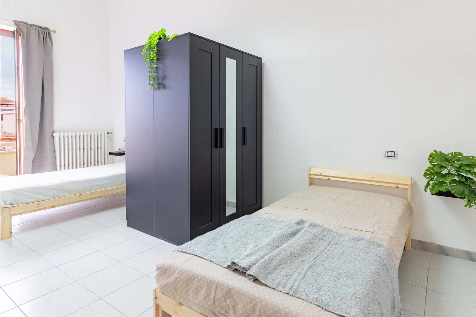 Quarto de estudante económico perto do campus em 