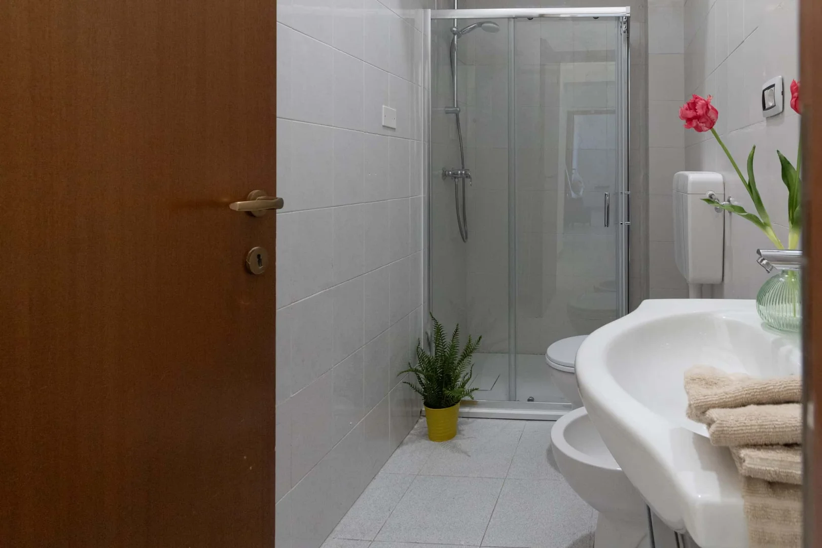Quarto de estudante luminoso e arejado com acesso fácil à universidade em 
