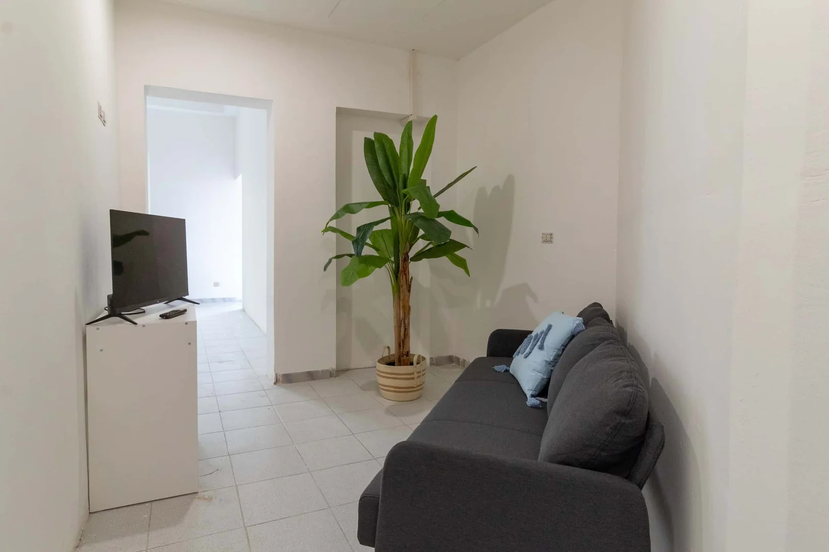 Quarto de estudante luminoso e arejado com acesso fácil à universidade em 