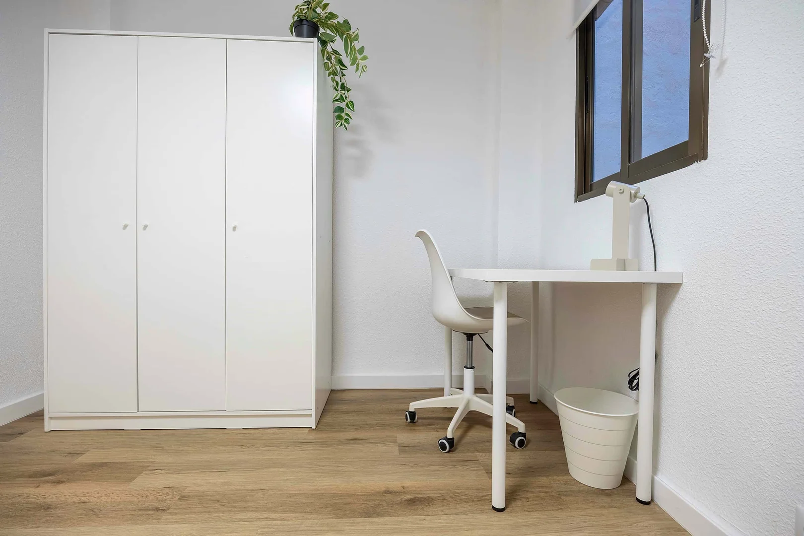 Studentenzimmer in  mit Arbeitsbereich und Gemeinschaftseinrichtungen