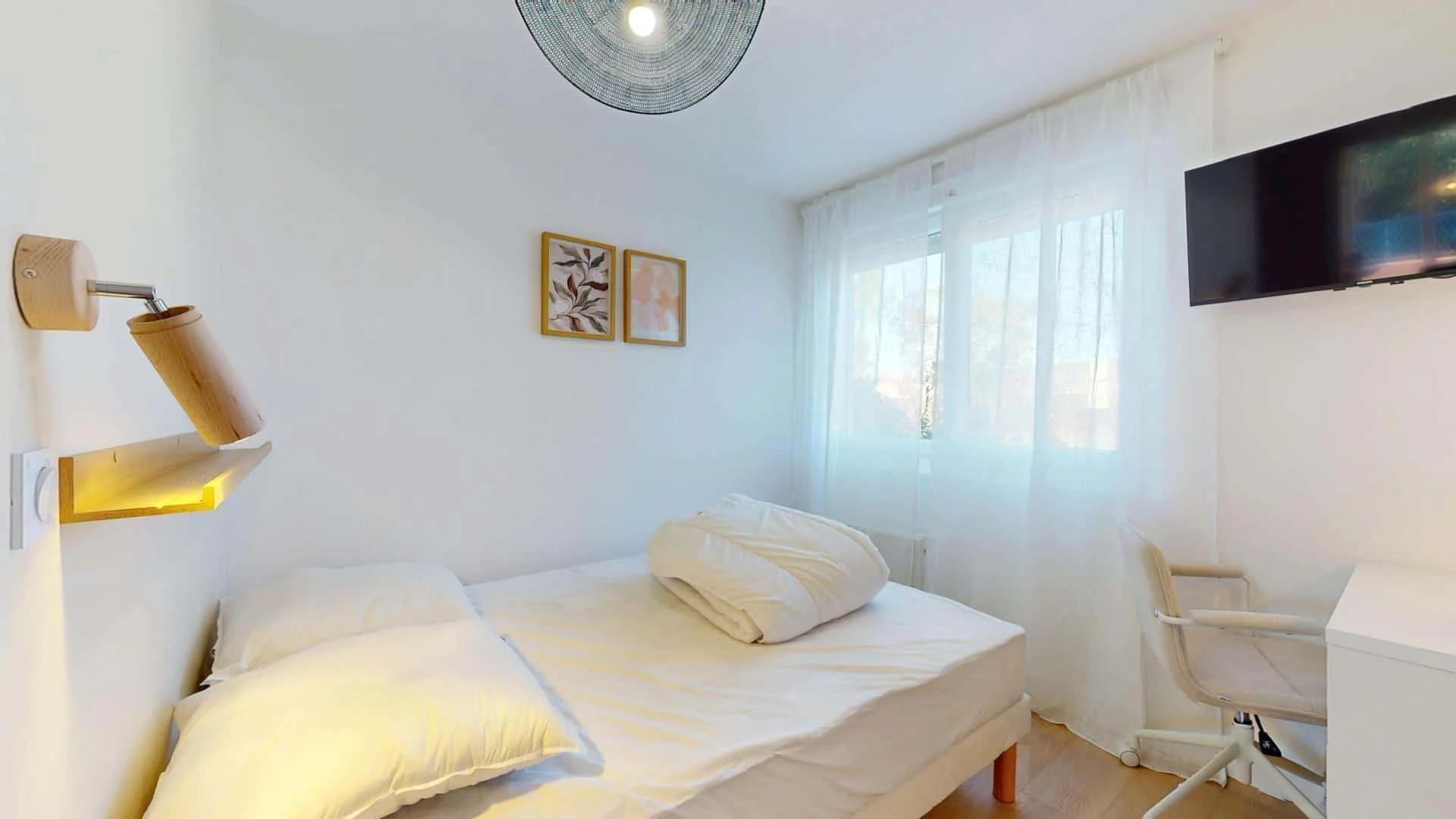 Chambre confortable pour étudiants disponible dans 