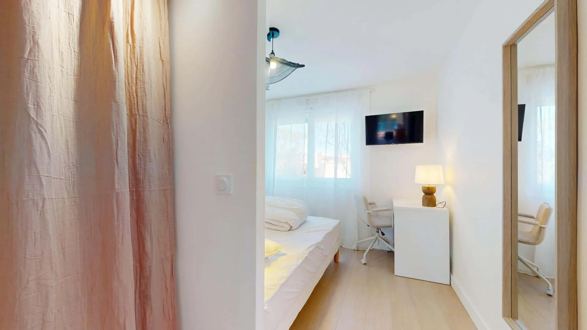 Chambre d'étudiant à  avec espace d'étude et installations communes