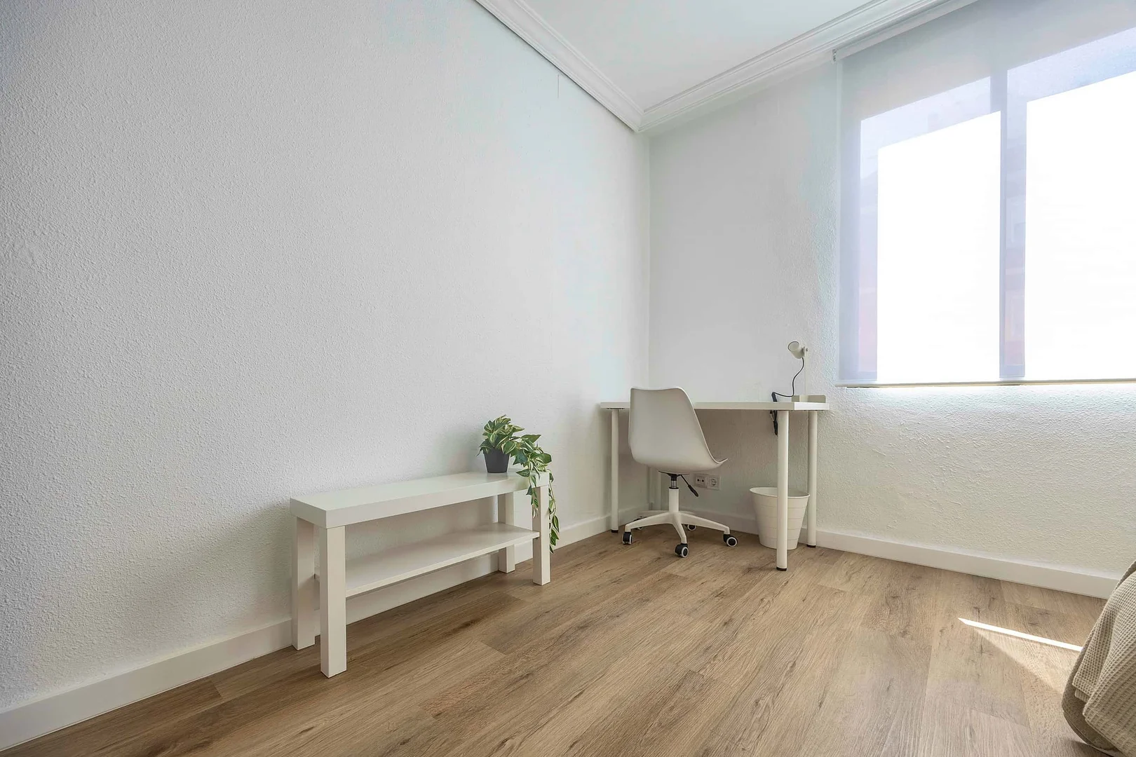 Studentenzimmer in  mit Arbeitsbereich und Gemeinschaftseinrichtungen