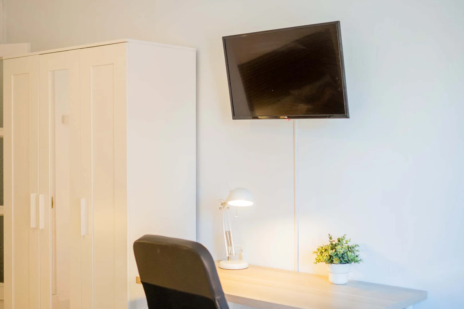 Quarto de estudante em com área de estudo e instalações partilhadas
