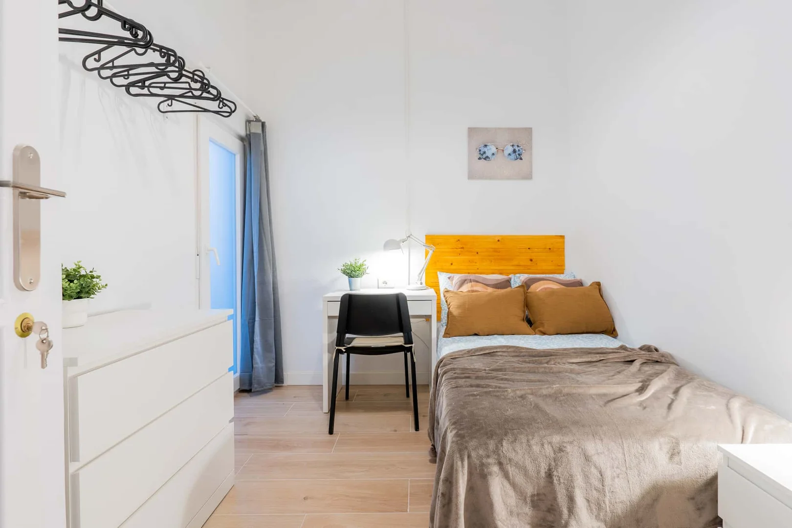 Quarto para alugar em apartamento de estudantes em , totalmente mobilado