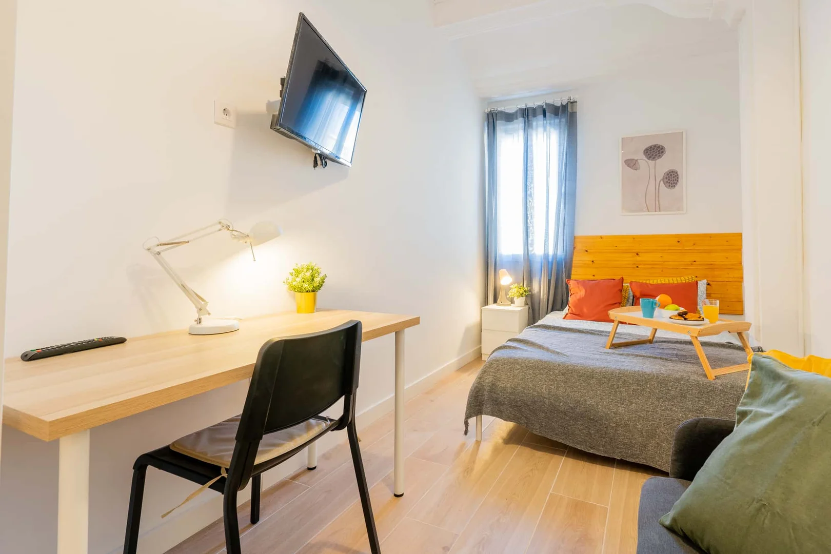 Quarto acessível para estudantes com iluminação ampla em
